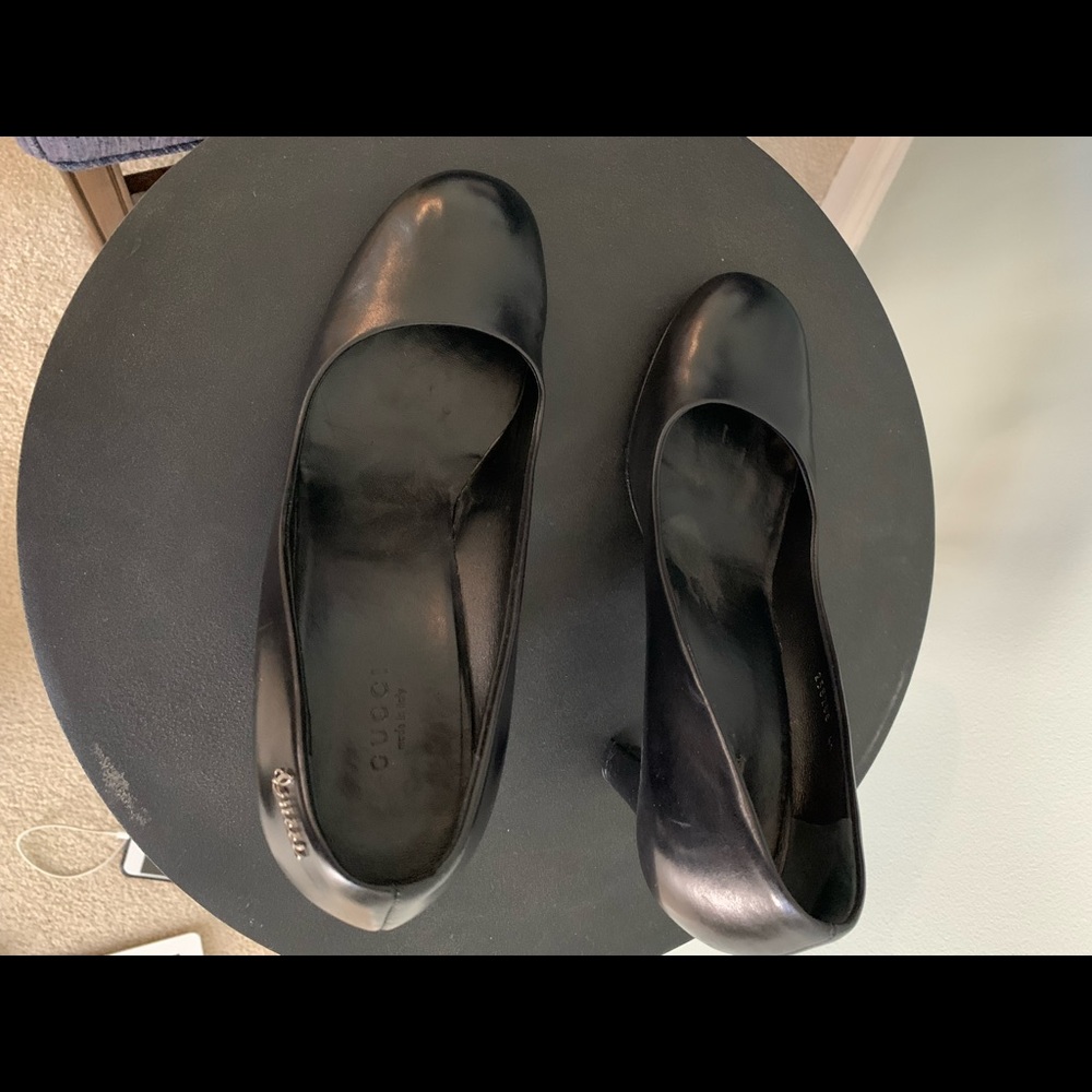 Gucci black dress heels with round toe. Size 41. Excellent condition.